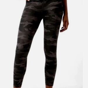 Athleta Camouflage Ultimate 7/8 Tights in Black and Gray size L